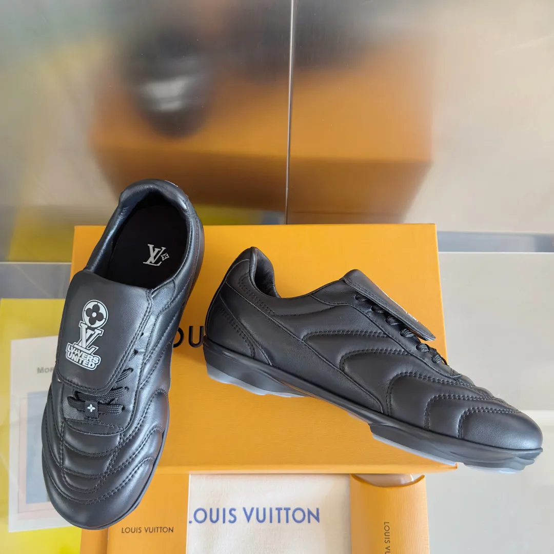 Top version: Couple model 640💰 LV Louis Vuitton L house Donkey brand latest Footprint series Couple model football sneakers casual running shoes original purchase development and production This Footprint Soccer sneaker was unveiled in the 2025 spring and summer series fashion show. It is the first sneaker designed by Pharrell Williams inspired by football shoes. The shoes are inspired by football, a sport that spans generations and cultures, echoing the 2025 spring and summer series fashion show's theme of unity and universal participation. The shoe is famous for its sleek design, with the dynamic IV Initials logo embellished on the side, the tongue embellished with the Lvers United badge inspired by the football team, and the foot pattern rubber sole decorated with multiple Louis Vuitton logos. Exquisitely packaged at the delivery counter🛍📦 ▪️Material: Original imported first-layer cowhide ▪️Lining: Original custom-made soft sheepskin lining ▪️Sole: Original open-molded two-color TPU combination sole ▪️Sole thickness: 3.5CM ▪️Size: Women’s 35-41 / Men’s 39-45